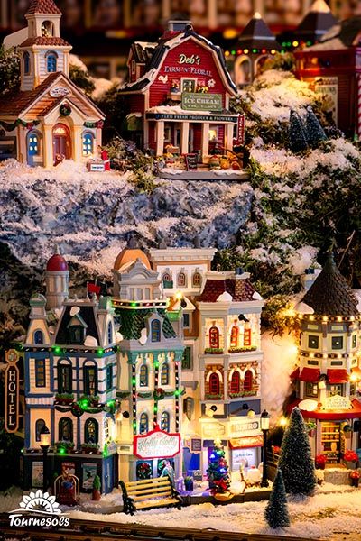 Collection exclusive Village de Noël Lemax 2024 en édition limitée avec décorations et lumières colorées.