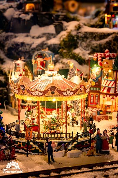 Carrousel miniature Lemax 2024 illuminé et détaillé, décoratif pour Noël et les fêtes.