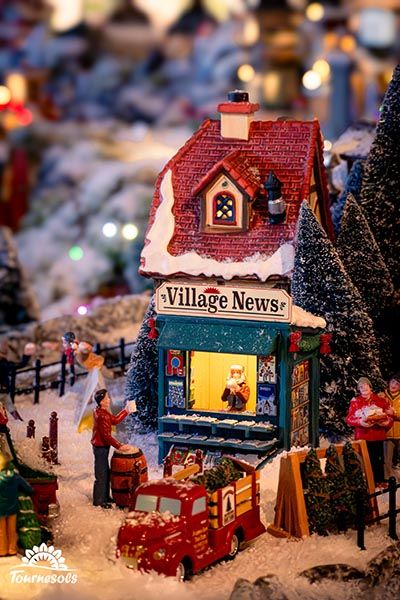 Nouvelles du village - Maquette Lemax 2024 avec ses maisons miniatures et habitants, idée déco Noël