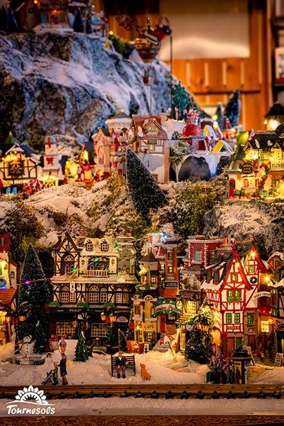 Miniature du village typique Lemax 2024, idéale pour la décoration de Noël et la mise en scène de contes traditionnels.